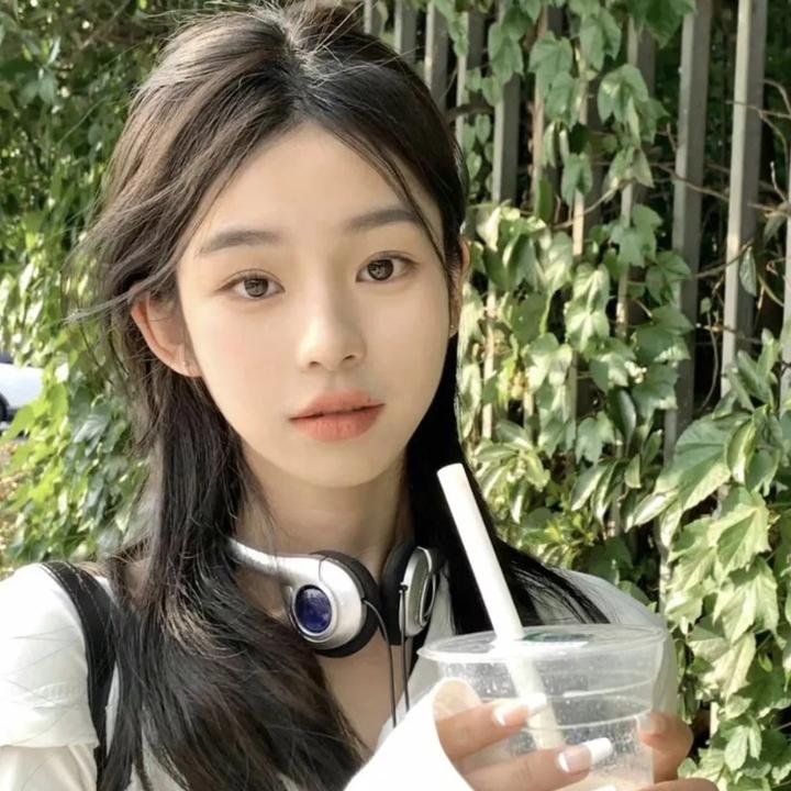 孤岛月光:她们三人的逃生游戏